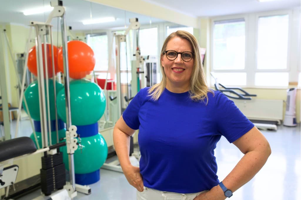 Antje Jung, Physiotherapeutin, im Trainingsraum der Praxis Physiotherapie Simo.