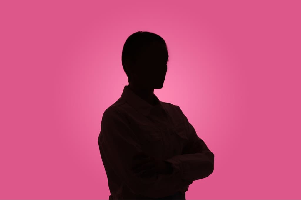 Brigitte Seyfried, Empfang & Rezeption – Silhouettenporträt vor rosa Hintergrund, Praxis Physiotherapie Simo.