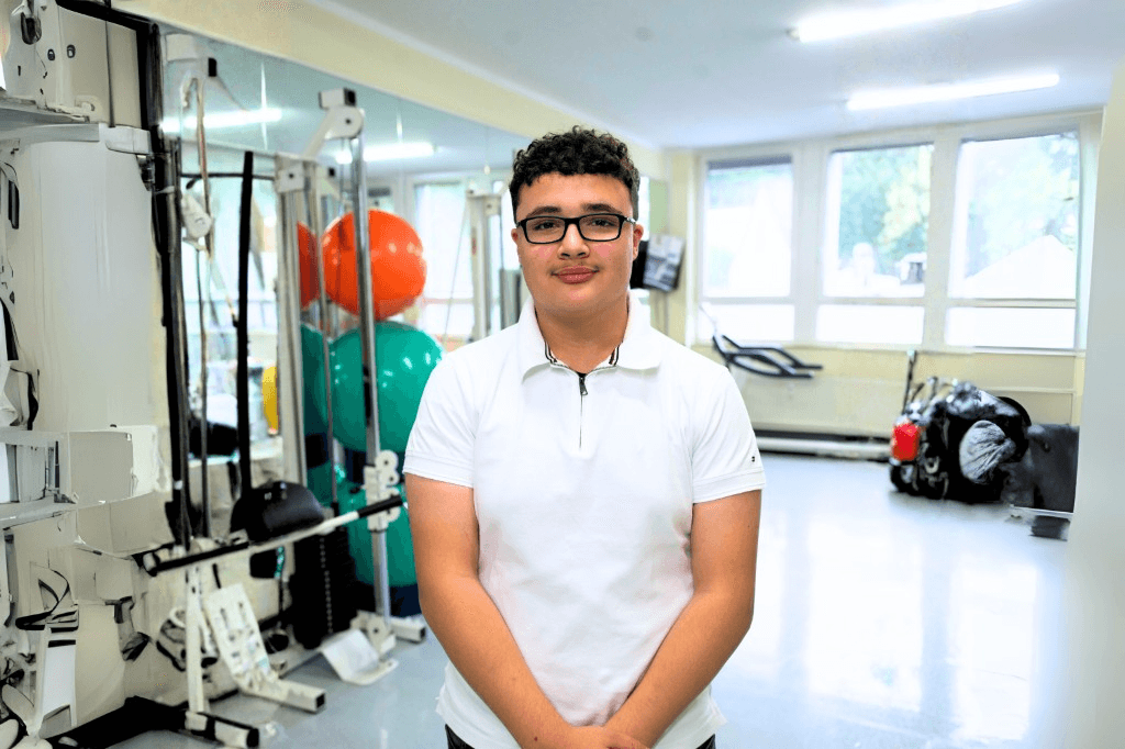 Jan Simo, Empfang & Rezeption, Porträt im hellen Trainingsraum der Praxis Physiotherapie Simo.