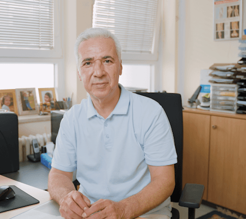 Walat Simo, Physiotherapeut und Inhaber der Praxis Physiotherapie Simo, an seinem Schreibtisch in Bonn-Bad Godesberg.