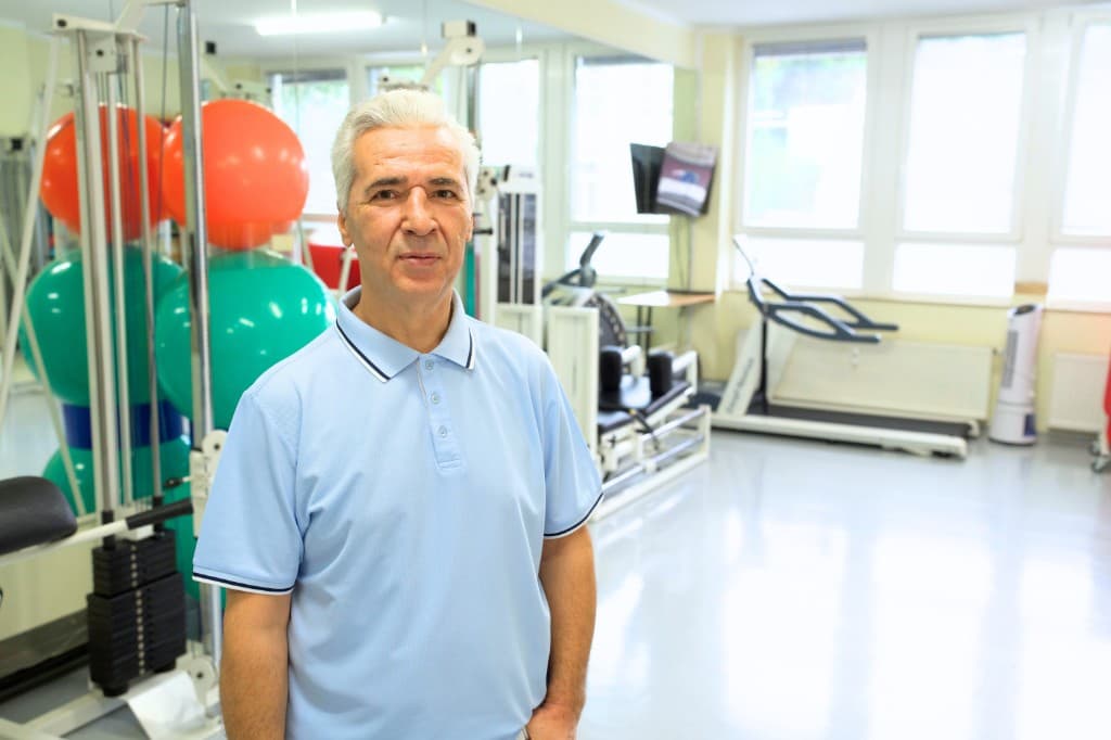 Walat Simo, Physiotherapeut und Inhaber, in der modern ausgestatteten Praxis in Bonn-Bad Godesberg.